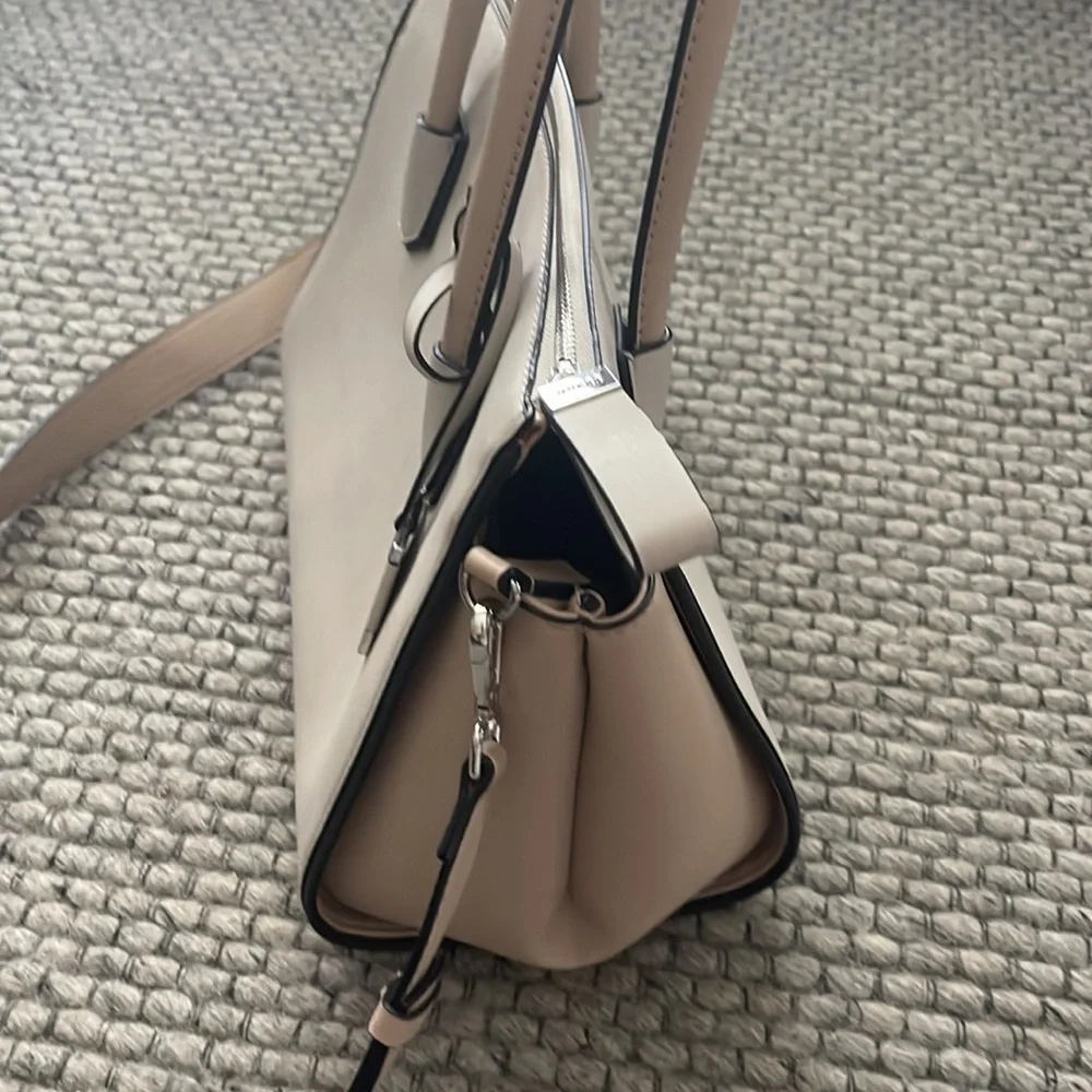 Guess Large Satchel Crossbody Bag with LEOPARD interior print - Picture 11 of 12